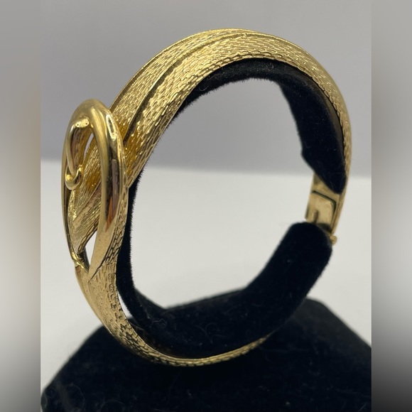 3 for $30 Vintage 80s Signed Avon Gold Tone Belt Buckle Hinged Clamper Bracelet - Picture 11 of 11